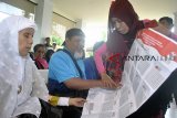 Warga penyandang disabilitas tuna netra belajar melipat surat suara saat sosialisasi pendidikan pemilih Pemilu 2019 untuk disabilitas di Villa Chintta, Mulyaharja, Kota Bogor, Jawa Barat, Minggu (17/3/2019). Sosialisasi Pemilu 2019 untuk penyandang disabilitas tuna netra, tuna rungu dan tuna daksa tersebut untuk mengenalkan lima jenis surat suara dan tata cara pencoblosan sekaligus untuk mempermudah melakukan pencoblosan pada tanggal 17 April 2019. ANTARA JABAR/Arif Firmansyah/agr