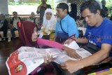 Warga penyandang disabilitas tuna netra belajar melihat surat suara saat sosialisasi pendidikan pemilih Pemilu 2019 untuk disabilitas di Villa Chintta, Mulyaharja, Kota Bogor, Jawa Barat, Minggu (17/3/2019). Sosialisasi Pemilu 2019 untuk penyandang disabilitas tuna netra, tuna rungu dan tuna daksa tersebut untuk mengenalkan lima jenis surat suara dan tata cara pencoblosan sekaligus untuk mempermudah melakukan pencoblosan pada tanggal 17 April 2019. ANTARA JABAR/Arif Firmansyah/agr