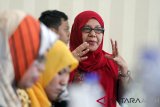 Direktur Lembaga Bantuan Hukum (LBH) Asosiasi Perempuan Indonesia untuk Keadilan (Apik) Aceh, Roslina Rasyid menyampaikan volume pendampingan hukum 115 kasus tindak kekerasan seksual terhadap perempuan dan anak di Lhokseumawe, Aceh, Senin (18/3/2019). Berdasarkan rekapitulasi lembaga Pusat Pelayanan Terpadu Pemberdayaan Perempuan dan Anak (P2TP2A), LBH Apik dan Polda Aceh tahun 2018 angka kekerasan seksual terhadap perempuan dan anak usia 3-19 tahun meningkat menjadi 825 kasus dari tahun 2017 687 kasus yang 72 persen pelaku adalah orang dekat dan memiliki hubungan personal dengan korban. (Antara Aceh/Rahmad)