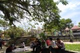 Sejumlah warga menyantap makanan yang dihidangkan secara gratis di Taman Burung, Singkawang, Kalimantan Barat, Jumat (15/3/2019). Santap siang gratis yang disajikan tiap usai sholat Jumat dan dibiayai dari hasil urunan sesama pegiat Komunitas Jumat Barokah itu dapat dinikmati oleh siapa pun yang datang ke taman kota tersebut. ANTARA FOTO/Jessica Helena Wuysang