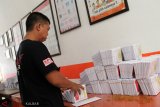 Seorang pegawai menyortir surat suara saat pengepakan di Kantor Komisi Pemilihan Umum (KPU) Kota Singkawang, Kalimantan Barat, Kamis (14/3/2019). KPU Kota Singkawang menyortir surat suara Pemilu 2019 yang telah dilipat tersebut sebelum didistribusikan ke 673 Tempat Pemungutan Suara (TPS) di Kota Singkawang. ANTARA FOTO/Jessica Helena Wuysang