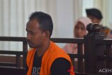 Terdakwa, Abdul Hana, ketua kelompok jaringan penyelundupan narkoba jenis sabu dari Malaysia mengikuti sidang putusan  di Pengadilan Negeri Banda Aceh, Senin (18/3/2019). Dalam persidangan tersebut, empat terdakwa dijatuhi hukuman mati, masing-masing, Abdul Hana, Azhari, Albakir,  dan Mahyudin, sedangkan seorang terdakwa lainnya, Razali dihukum seumur hidup dalam kasus penyelundupan sabu sebanyak 50 kilogram dari Malaysia. (Antara Aceh/Ampelsa)