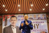 Komandan Satuan Tugas Bersama (Kogasma) Partai Demokrat Agus Harimurti Yudhoyono (AHY) berorasi saat  pembekalan motivasi para caleg dan pengurus partai Demokrat se-Kalimantan Barat di Kabupaten Kubu Raya, Kalbar, Senin (18/3/2019). AHY menyosialisasikan 14 prioritas perjuangan Partai Demokrat untuk rakyat yang harus dilaksanakan oleh semua kader yaitu antara lain menciptakan lapangan kerja bagi masyarakat, membatasi tenaga kerja asing di Indonesia dan mengentaskan pengangguran. ANTARA FOTO/Jessica Helena Wuysang