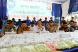 Kepala Badan Narkotika Nasional (BNN) Provinsi Kalbar Brigjen Pol Suyatmo (ketiga kiri) didampingi Kapolda Kalbar Irjen Pol Didi Haryono (kedua kanan), Wakil Gubernur Kalbar Ria Norsan (kedua kiri) dan pejabat Muspida Kalbar memaparkan kronologis penangkapan 107 kilogram sabu saat rilis ungkap kasus di Kantor BNNP Kalbar di Pontianak, Selasa (19/3/2019). BNNP Kalbar berhasil menggagalkan penyelundupan 107 kilogram sabu-sabu dan 114.669 butir dari Semenanjung Malaysia ke Kalbar melalui jalur laut di Sei Duri, Kecamatan Sungai Raya, Kabupaten Bengkayang, Kalbar pada Kamis (14/3/2019). ANTARA FOTO/HS Putra/jhw