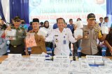 Kepala Badan Narkotika Nasional (BNN) Provinsi Kalbar Brigjen Pol Suyatmo (kedua kanan) didampingi Kapolda Kalbar Irjen Pol Didi Haryono (kanan), Wakil Gubernur Kalbar Ria Norsan (kedua kiri) dan pejabat Muspida Kalbar memperlihatkan barang bukti 107 kilogram sabu saat rilis ungkap kasus di Kantor BNNP Kalbar di Pontianak, Selasa (19/3/2019). BNNP Kalbar berhasil menggagalkan penyelundupan 107 kilogram sabu-sabu dan 114.669 butir dari Semenanjung Malaysia ke Kalbar melalui jalur laut di Sei Duri, Kecamatan Sungai Raya, Kabupaten Bengkayang, Kalbar pada Kamis (14/3/2019). ANTARA FOTO/HS Putra/jhw


