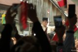 Calon Presiden nomor urut 02 Prabowo Subianto menyapa pendukungnya saat tiba di Istana Kesultanan Kadriah Pontianak, Kalimantan Barat, Minggu (17/3/2019). Dalam kesempatan tersebut Prabowo Subianto menerima penganugerahan gelar kehormatan Datok Sri Setia Negara dari Kesultanan Kadriah Pontianak. ANTARA FOTO/HS Putra/jhw