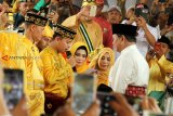 Calon Presiden nomor urut 02 Prabowo Subianto (kanan) menjalani prosesi penganugerahan gelar oleh Sultan Pontianak Syarif Mahmud Melvin Alkadrie (kiri) di Istana Kesultanan Kadriah Pontianak, Kalimantan Barat, Minggu (17/3/2019). Dalam kesempatan tersebut Prabowo Subianto menerima penganugerahan gelar kehormatan Datok Sri Setia Negara dari Kesultanan Kadriah Pontianak. ANTARA FOTO/HS Putra/jhw