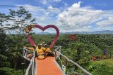 Pengunjung swafoto di kawasan wisata Mandiri Sayang Kaak yang dikelola oleh Badan Usaha Milik Desa (BUMdes) Hangjuang di Desa Handap Heurang, Kabupaten Ciamis, Jawa Barat, Salasa (14/3/2019). Pemerintah melalui Kementerian Keuangan telah menyalurkan dana desa sebesar Rp5 triliun hingga akhir Februari 2019 atau sekitar 7,14 persen dari total pagu anggaran Dana Desa dalam APBN sebesar Rp70,00 triliun dan mengarahkan penggunaan dana desa ke skema padat karya serta peningkatan perekonomian desa melalui optimalisasi BUMDes. ANTARA JABAR/Adeng Bustomi/agr
