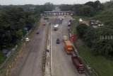 Kendaraan melintas di ruas tol Bogor, Gunung Putri, Kabupaten Bogor, Jawa Barat,  Selasa (19/3/2019). PT Jasa Marga Tbk. akan menerapkan transaksi tol tanpa henti (single lane free flow) di ruas tol Jabodetabek dalam enam bulan mendatang menyusul penerapan sistem serupa di ruas Bali Mandara. ANTARA JABAR/Yulius Satria Wijaya/agr.