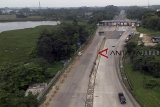 Kendaraan melintas di ruas tol Bogor, Gunung Putri, Kabupaten Bogor, Jawa Barat,  Selasa (19/3/2019). PT Jasa Marga Tbk. akan menerapkan transaksi tol tanpa henti (single lane free flow) di ruas tol Jabodetabek dalam enam bulan mendatang menyusul penerapan sistem serupa di ruas Bali Mandara. ANTARA JABAR/Yulius Satria Wijaya/agr.
