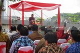 Wali Kota Kediri Abdullah Abu Bakar saat peresmian jembatan baru, jembatan brawijaya di Kota Kediri, Jawa Timur, Senin (18/3/2019). Selain Selain sebagai cagar budaya, jembatan Brawijaya  berguna untuk mengurai kemacetan. Antara Jatim/ Asmaul Chusna