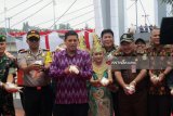 Wali Kota Kediri Abdullah Abu Bakar bersama forkopimda kota Kediri saat peresmian jembatan baru, jembatan brawijaya di Kota Kediri, Jawa Timur, Senin (18/3/2019). Selain Selain sebagai cagar budaya, jembatan Brawijaya  berguna untuk mengurai kemacetan. Antara Jatim/ Asmaul Chusna