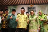 Ketua Pengurus Pusat Muslimat Nahdlatul Ulama (NU) Yenny Wahid (kedua kanan) bersamai Gubernur Kalbar Sutarmidji (ketiga kanan), Ketua PWNU Kalbar Hildi Hamid (kiri) dan Wakil Bupati Kubu Raya Sujiwo (kedua kiri) mengacungkan jempol saat menghadiri Istighosah Qubro Muslimat NU Kalbar di Kabupaten Kubu Raya, Kalimantan Barat, Minggu (17/3/2019). Yenny Wahid menyerukan kepada para kader Muslimat NU untuk tidak salah pilih pada Pilpres 2019 serta turut aktif memerangi hoaks dan penyebaran fitnah guna mencegah perpecahan di dalam masyarakat. ANTARA FOTO/Jessica Helena Wuysang