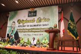 Ketua Pengurus Pusat Muslimat Nahdlatul Ulama (NU) Yenny Wahid (kanan) berpidato saat menghadiri Istighosah Qubro Muslimat NU Kalbar di Kabupaten Kubu Raya, Kalimantan Barat, Minggu (17/3/2019). Yenny Wahid menyerukan kepada para kader Muslimat NU untuk tidak salah pilih pada Pilpres 2019 serta turut aktif memerangi hoaks dan penyebaran fitnah guna mencegah perpecahan di dalam masyarakat. ANTARA FOTO/Jessica Helena Wuysang