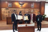 Rektor UP Wahono Sumaryono (ketiga dari kiri) dan Ketum PPINI Yualita Widyadhari memperlihatkan perjanjian kerja sama di Kampus UP, Selasa (19/3/19). (Megapolitan.Antaranews.Com/Foto: Feru Lantara)