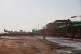 Pekerja sedang menyelesaikan proyek terminal baru di Bandara Internasional Syamsuddin Noor, Banjarbaru, Kalimantan Selatan, Rabu (20/3/2019).Progres pembangunan tahap I dan tahap II per tanggal 3 Maret 2019 mencapai 59,3 persen dari yang direncanakan 55,5 persen atau melampau 3,8 persen dengan anggaran sebesar 1,9 triliun pembangunan Bandara International Syamsuddin Noor Banjarmasin ditargetkan hingga bulan Oktober 2019 sudah rampung semua.Foto Antaranews Kalsel/Bayu Pratama S.