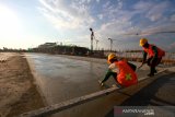 Pekerja sedang menyelesaikan proyek terminal baru di Bandara Internasional Syamsuddin Noor, Banjarbaru, Kalimantan Selatan, Rabu (20/3/2019).Progres pembangunan tahap I dan tahap II per tanggal 3 Maret 2019 mencapai 59,3 persen dari yang direncanakan 55,5 persen atau melampau 3,8 persen dengan anggaran sebesar 1,9 triliun pembangunan Bandara International Syamsuddin Noor Banjarmasin ditargetkan hingga bulan Oktober 2019 sudah rampung semua.Foto Antaranews Kalsel/Bayu Pratama S.