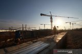 Pekerja sedang menyelesaikan proyek terminal baru di Bandara Internasional Syamsuddin Noor, Banjarbaru, Kalimantan Selatan, Rabu (20/3/2019).Progres pembangunan tahap I dan tahap II per tanggal 3 Maret 2019 mencapai 59,3 persen dari yang direncanakan 55,5 persen atau melampau 3,8 persen dengan anggaran sebesar 1,9 triliun pembangunan Bandara International Syamsuddin Noor Banjarmasin ditargetkan hingga bulan Oktober 2019 sudah rampung semua.Foto Antaranews Kalsel/Bayu Pratama S.