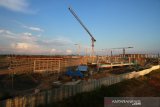 Alat berat sedang menyelesaikan proyek terminal baru di Bandara Internasional Syamsuddin Noor, Banjarbaru, Kalimantan Selatan, Rabu (20/3/2019).Progres pembangunan tahap I dan tahap II per tanggal 3 Maret 2019 mencapai 59,3 persen dari yang direncanakan 55,5 persen atau melampau 3,8 persen dengan anggaran sebesar 1,9 triliun pembangunan Bandara International Syamsuddin Noor Banjarmasin ditargetkan hingga bulan Oktober 2019 sudah rampung semua.Foto Antaranews Kalsel/Bayu Pratama S.