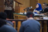 Terdakwa suap perizinan proyek Meikarta Neneng Hasanah Yasin (kedua kanan) menghadiri sidang lanjutan di PN Tipikor, Bandung, Jawa Barat, Rabu (20/3/2019). Sidang lanjutan tersebut beragendakan pemeriksaan saksi diantaranya mantan Gubernur dan Wakil Gubernur Jawa Barat Ahmad Heryawan, Deddy Mizwar serta Direktur Jenderal Otonomi Daerah (Dirjen Otda) Kemendagri Sumarsono terkait suap perizinan Proyek Meikarta. ANTARA JABAR/M Agung Rajasa/agr