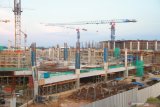 Alat berat sedang menyelesaikan proyek terminal baru di Bandara Internasional Syamsuddin Noor, Banjarbaru, Kalimantan Selatan, Rabu (20/3/2019).Progres pembangunan tahap I dan tahap II per tanggal 3 Maret 2019 mencapai 59,3 persen dari yang direncanakan 55,5 persen atau melampau 3,8 persen dengan anggaran sebesar 1,9 triliun pembangunan Bandara International Syamsuddin Noor Banjarmasin ditargetkan hingga bulan Oktober 2019 sudah rampung semua.Foto Antaranews Kalsel/Bayu Pratama S.