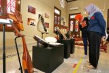 PAMERAN INDONESIA BERMUSIK. Pengunjung mengamati alat musik yang dipajang pada pameran Indonesia Bermusik di The Residence, House of Sampoerna, Surabaya, Jawa Timur, Rabu (20/3/2019). Pameran untuk memperingati Hari Musik Nasional dan berlangsung sampai 28 April 2019 itu memamerkan lebih dari 150 koleksi. ANTARA FOTO/Didik Suhartono/ama.ANTARA FOTO/Didik Suhartono (ANTARA FOTO/Didik Suhartono)
