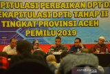Ketua Komisi Independen Pemilihan (KIP) Aceh, Syamsul Bahri (kedua kanan) bersama Ketua Divisi Data dan Informasi, Agusni AH (tengah) dan komisioner menyampaikan penjelasan terkait hasil rekapitulasi perbaikan daftar pemilih tetap saata rapat pleno terbuka di Banda Aceh, Kamis (21/3/2019). Rapat Pleno Komisi Independen Pemilihan Aceh tahap-II menetapkan jumlah pemilih pada pemilihan umum 17 April tahun 2019 di Aceh bertambah sebanyak 1.358 orang dari data sebelumnya sebanyak 3.524.399 orang menjadi 3.525.757 orang. (Antara Aceh/Rahmad)