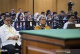 Mantan Gubernur dan Wakil Gubernur Jawa Barat Ahmad Heryawan (tengah), Deddy Mizwar (kiri) dan Direktur Jenderal Otonomi Daerah (Dirjen Otda) Kemendagri Sumarsono (kanan) menjawab pertanyaan hakim saat sidang lanjutan suap perizinan Proyek Meikarta di PN Tipikor, Bandung, Jawa Barat, Rabu (20/3/2019). Ahmad Heryawan, Deddy Mizwar dan Sumarsono dimintai keterangannya sebagai saksi terkait suap perizinan Proyek Meikarta dengan terdakwa Neneng Hassanah Yasin. ANTARA JABAR/M Agung Rajasa/agr