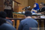 Terdakwa suap perizinan proyek Meikarta Neneng Hasanah Yasin (kedua kanan) menghadiri sidang lanjutan di PN Tipikor, Bandung, Jawa Barat, Rabu (20/3/2019). Sidang lanjutan tersebut beragendakan pemeriksaan saksi diantaranya mantan Gubernur dan Wakil Gubernur Jawa Barat Ahmad Heryawan, Deddy Mizwar serta Direktur Jenderal Otonomi Daerah (Dirjen Otda) Kemendagri Sumarsono terkait suap perizinan Proyek Meikarta. ANTARA JABAR/M Agung Rajasa/agr.