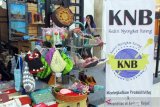 warga mengujungi pameran UMKM di pusat perbelanjaan Kediri Town Square di Kota Kediri, Jawa Timur, Rabu (20/3/2019). Pameran UMKM dan fotografi yang digelar  18-31 Maret 2019 tersebut  guna mengenalkan produk mereka ke masyarakat. Antara Jatim/ Asmaul Chusna