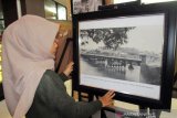 warga melihat pameran foto  di pusat perbelanjaan Kediri Town Square di Kota Kediri, Jawa Timur, Rabu (20/3/2019). Pameran UMKM dan fotografi yang digelar  18-31 Maret 2019 tersebut  guna mengenalkan produk mereka ke masyarakat. Antara Jatim/ Asmaul Chusna