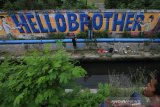 Seniman Aceh melukis mural bertulis “Hello Brother” di Banda Aceh, Aceh, Kamis (21/3/2019). Tulisan mural “Hello Brother” sebagai penghormatan seniman Aceh kepada para korban penembakan massal Christchurch di Selandia Baru. (Antara Aceh/Irwansyah Putra)