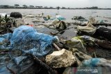 Nelayan menjala ikan di dalam waduk yang tercemar sampah platik buangan aktivitas manusia di kawasan wisata waduk Lhokseumawe, Aceh, Kamis (21/3/2019). Selain membuat kawasan wisata itu jorok, keberadaan limbah makroplastik dan mikroplastik itu merusak bioda seperti ikan yang tidak baik bagi Kesehatan bila dikonsumsi manusia. (Antara Aceh/Rahmad)