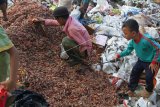 Beberapa anak berada disekitar tumpukan sampah sambil memegang gancu di areal Tempat Pembuangan Akhir Sampah di Kecamatan Puuwatu, Kendari, Sulawesi Tenggara, Rabu (20/3/2019). Pemerintah melalui Kementerian Pemberdayaan Perempuan dan Perlindungan Anak (Kementerian PP dan PA) terus menjalankan program Kabupaten/Kota Layak Anak (KLA) dengan bertujuan menciptakan lingkungan yang aman dan nyaman bagi anak. (ANTARA FOTO)