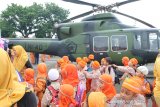Puluhan murid TK melihat helikopter jenis Bell 412EP milik TNI AD yang dipamerkan pada kegiatan 