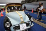 Pengunjung mengamati transportasi umum klasik ketika pameran Indonesia Classic N Unique Bus 2019 di JI Expo, Jakarta, Rabu (20/3/2019). Pameran yang menghadirkan berbagai angkutan umum tempo dulu tersebut berlangsung hingga 22 Maret 2019. (ANTARA FOTO)