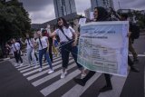 Sejumlah mahasiswa menari saat pertunjukan bertajuk #SelamatDiJalan di persimpangan Jalan Merdeka Selatan, Jakarta, Rabu (20/3/2019). Dinas Perhubungan DKI Jakarta bersama mahasiswa tingkat akhir The London School of Public Relations (LSPR) Jakarta menampilkan pertunjukan #SelamatDiJalan untuk mengkampanyekan keselamatan dalam berlalu lintas. (ANTARA FOTO)