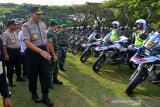 Kapolda Aceh Irjen Pol Rio S Djambak (kiri) bersama Pangdam Iskandar Muda, Mayjen TNI Teguh Arief Indratmoko (kanan) memeriksa pasukan saat apel pengamanan pemilu di Lapangan Blang Padang, Banda Aceh. Jumat (22/3/2019). Polda Aceh mengerahkan sebanyak 12.000 pasukan gabungan Polri dan TNI untuk mengamankan pemilu di Aceh. (Antara Aceh/Ampelsa)