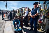 Petugas kepolisian berjaga di depan Masjid Wellington saat pelaksanaan salat Jumat pertama pascapenembakan di dua masjid kota Christchurch pada Jumat (15/3) di Kilbirnie, Wellington, Selandia Baru, Jumat (22/3/2019). ANTARA FOTO/Ramadian Bachtiar/nym.