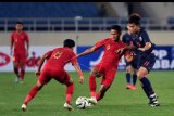 Pesepak bola tim nasional U-23 Indonesia Muhamad Dimas (9) berupaya mempertahankan bola yang coba direbut pesepak bola tim nasional Thailand U-23 Imura Wisarut (11), pada pertandingan perdana Grup K kualifikasi Piala Asia U-23 AFC 2020 di Stadion Nasional My Dinh, Hanoi, Vietnam, Jumat (22/3/2019). Tim nasional Thailand U-23 mengalahkan tim nasional U-23 Indonesia dengan skor 4-0. ANTARA FOTO/R. Rekotomo/nym.