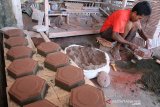 Seorang pekerja menyelesaikan pembuatan batu paving block dengan cara tradisional di Desa Ujong Baroh, Kecamatan Johan Pahlawan, Aceh Barat, Sabtu (23/3/2019). Dalam sehari seorang buruh mampu mencetak batu paving block sebanyak 200 sampai 350 buah dengan upah Rp500 per buah. (Antara Aceh/Syifa Yulinnas)