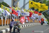 Pedagang mendorong gerobak berisi buah melintas di depan sejumlah bendera partai politik nasional yang dipasang di jembatan Pantee Pirak, Kota Banda Aceh, Sabtu (23/3/2019). Sejumlah bendera partai nasional mulai marak berkibar di daerah itu menyusul Komisi Pemilihan Umum (KPU) dan Badan Pengawas Pemilu (Bawaslu) menetapkan masa kampanye terbuka dimulai pada 24 Maret 2019 dan berkahir pada 13 April 2019. (Antara Aceh/Ampelsa)