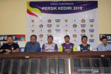 Manajemen Persik Kediri bersama pelatih baru Nazal Mustofa saat rilis di Mess Persik Kediri, Jawa Timur, Jumat (23/3/2019). Persik berharap bisa lolos di liga II ini dan bisa naik ke liga selanjutnya. Antara Jatim/ Asmaul Chusna