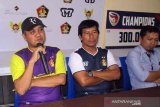 Manajemen Persik Kediri bersama pelatih baru Nazal Mustofa saat rilis di Mess Persik Kediri, Jawa Timur, Jumat (23/3/2019). Persik berharap bisa lolos di liga II ini dan bisa naik ke liga selanjutnya. Antara Jatim/ Asmaul Chusna