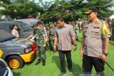 Wali Kota Kediri Abdullah Abu Bakar, Kapolresta Kediri Anthon Haryadi serta Dandim 0809 Kediri saat meninjau gelar pasukan menjelang Pemilu 2019 di Kediri, Jawa Timur, Jumat (22/3/2019). Wali Kota meminta pengamanan untuk Pemilu 2019 diperketat guna mengantisipasi berbagai hal yang tidak diinginkan . Antara Jatim/ Asmaul Chusna