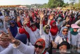 Ribuan peserta mengikuti jalan sehat Pertamina Perta Arun Gas (PAG) di kompleks stadion PAG, Lhokseumawe, Aceh, Sabtu (22/3/2019). Jalan sehat yang diikuti sekitar 3000 peserta dari unsur karyawan BUMN, TNI-Polri dan masyarakat itu mengkampanyekan Kesehatan Keselamatan Kerja (K3) lingkungan migas dalam rangka semarak HUT ke-6 PAG di Aceh. (Antara Aceh/Rahmad)