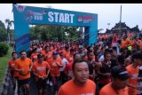 Peserta Pemilu Run 5 K melewati garis start pada hari bebas kendaraan di Denpasar, Bali, Minggu (24/3/2019). Kegiatan yang digelar KPU Bali tersebut sebagai bentuk sosialisasi Pemilu 2019 kepada masyarakat agar tidak terpengaruh politik uang dan menciptakan kampanye damai, sejuk serta aman. ANTARA FOTO/Nyoman Hendra Wibowo/nym.