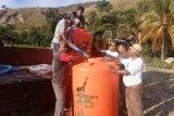 Gakeslab beri tandon air kepada korban banjir Sentani