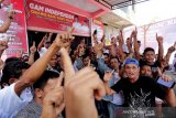 Relawan dan mantan kombatan yang tergabung dalam Gerakan Aceh Merdeka (GAM) Independen mengacungkan satu jari di posko komando pusat, Banda Aceh, Aceh, Minggu (24/3/2019). GAM Independen pimpinan Sufaini Usman Syekhy menyatakan dukungan dan akan meramaikan kampanye terbuka pasangan calon presiden dan wakil presiden nomor urut 01 Joko Widodo-Ma’ruf Amin pada Pemilu 2019. (Antara Aceh/Irwansyah Putra)