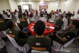 Relawan Demokrasi Komisi Independen Pemilihan (KIP) Lhokseumawe mendengarkan paparan tentang Pemilu di Lhokseumawe, Aceh, Senin (25/3/2019). FGD meliputi pemetaan zona golput dan penguatan SDM Relawan Demokrasi dan Panitian Pemilihan Kecamatan (PPK) itu upaya KIP meningkatkan partisipasi pemilih pada Pemilu Presiden dan Pileg 2019 di Aceh. (Antara Aceh/Rahmad)